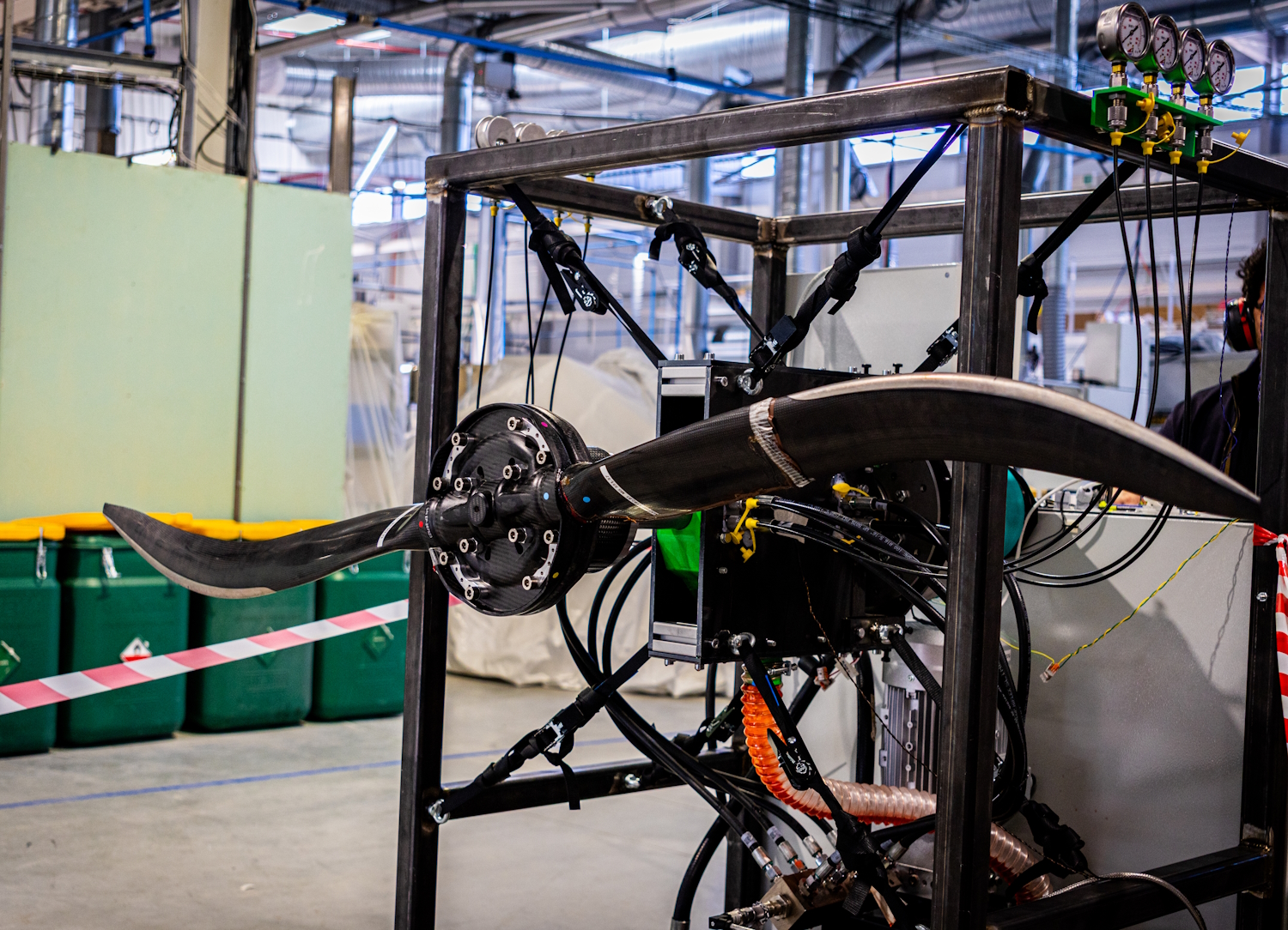 RESONATOR vibration test bench with an ASCALON propeller mounted